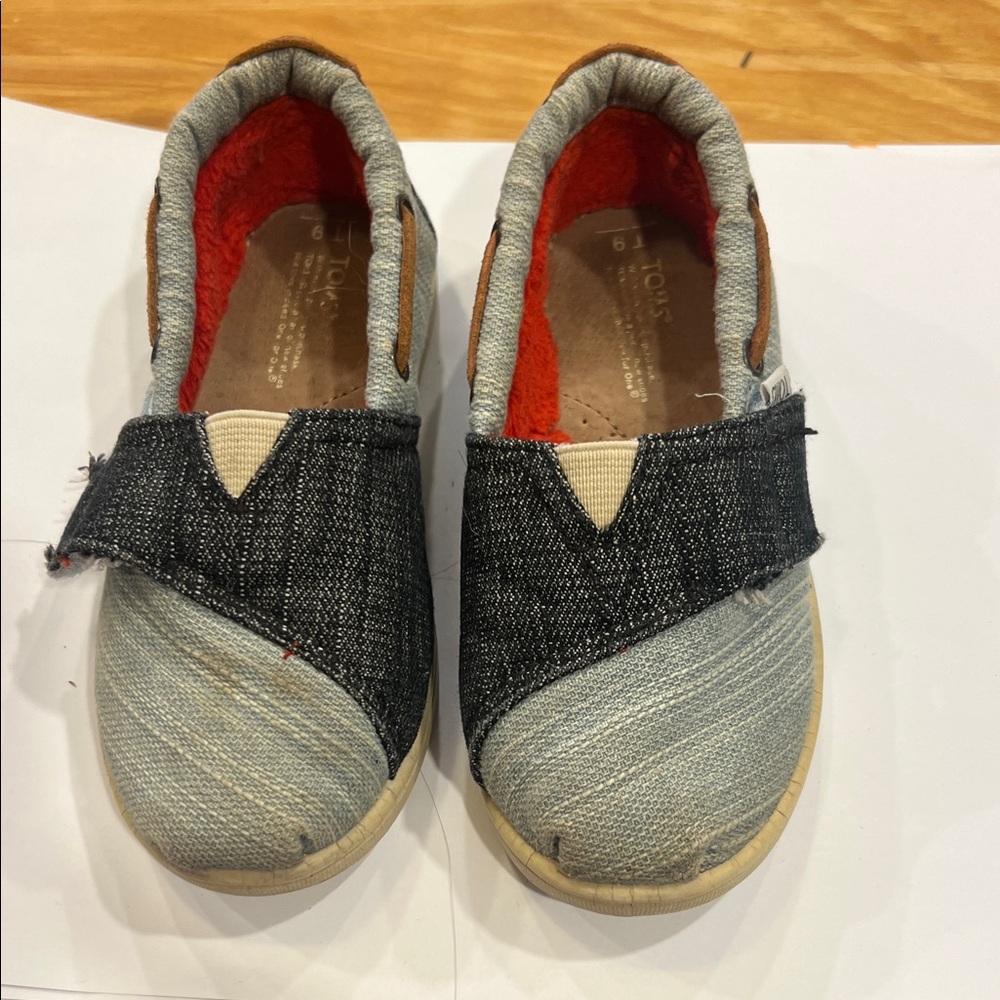 Toms Kids Moccasins - Black and Gray